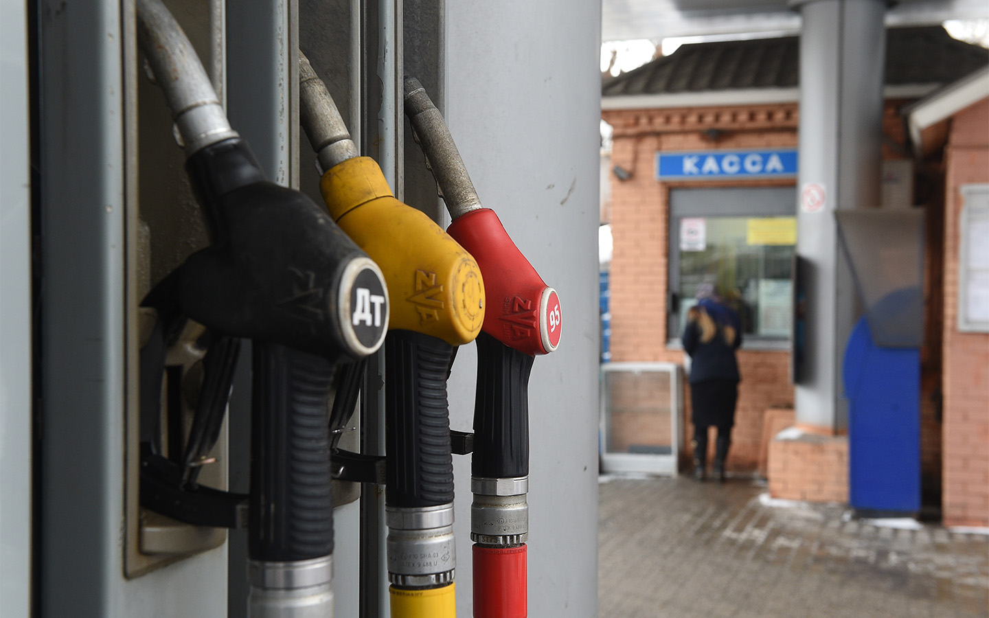 Физические лица не могут вывести деньги с топливной карты. Она предназначена исключительно для оплаты топлива и сопутствующих услуг на АЗС