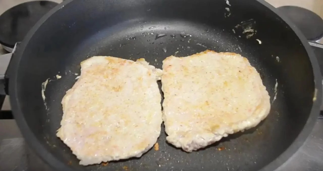 Выложите мясо на сковороду