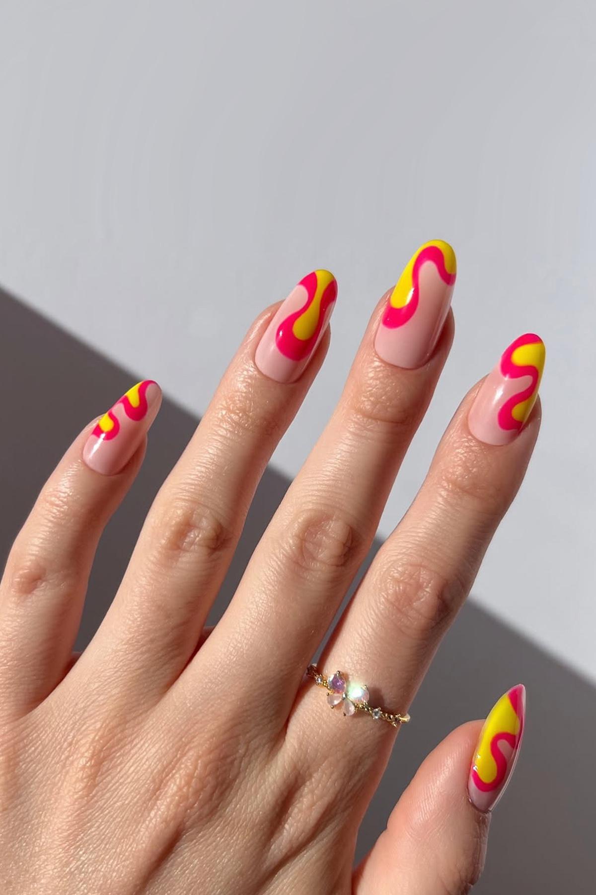 Солнечный желтый в паре с розовым создает жизнерадостный летний образ