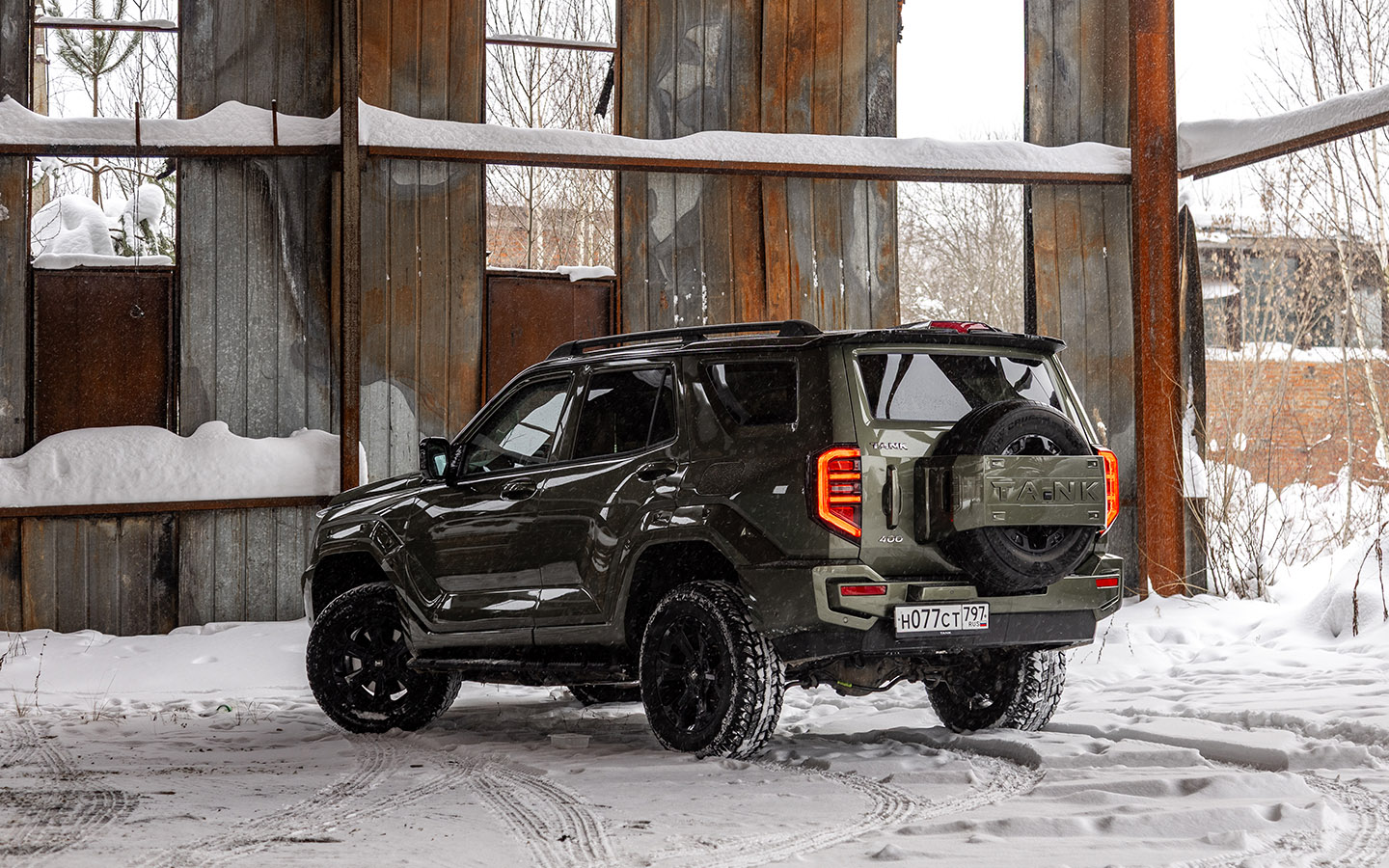 Пластиковые расширители арок на Tank 400 окрашены в цвет кузова. Кстати, сменить их очень просто: крепятся к кузову красивыми винтами