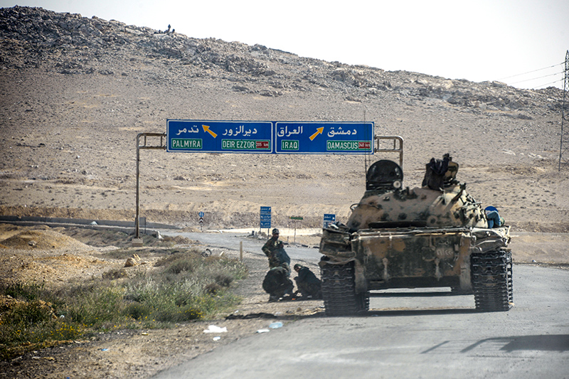 Танк Т-55 подразделения сирийской армии &laquo;Соколы пустыни&raquo; во&nbsp;время передислокации в&nbsp;районе сирийского города Пальмиры