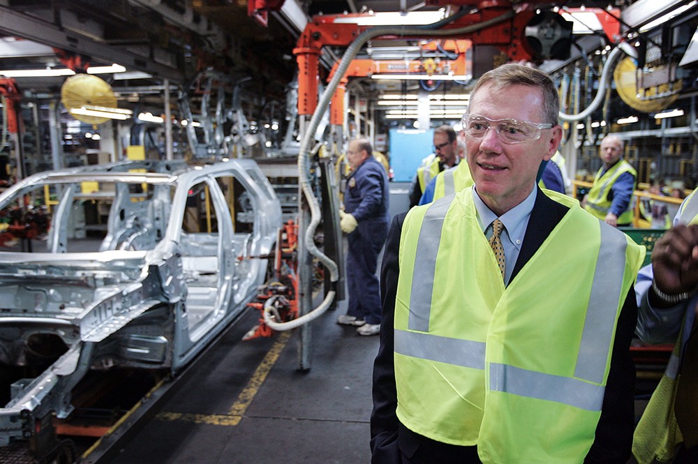 Гендиректор Ford Motor Алан Малалли официально запускает в производство обновленный Ford Taurus на заводе компании в Чикаго 22 июня 2007г.