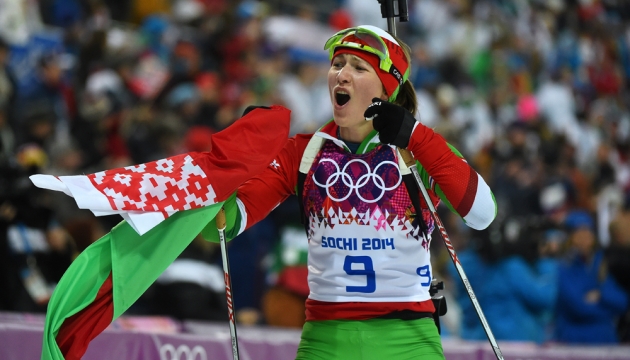 Белорусская биатлонистка Дарья Домрачева радуется победе в гонке на 10 км. Комплекс для соревнований по лыжным гонкам и биатлону «Лаура»