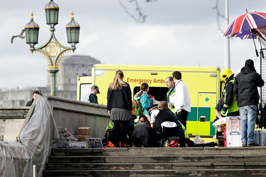 Спасатели оказывают помощь раненым у здания парламента
