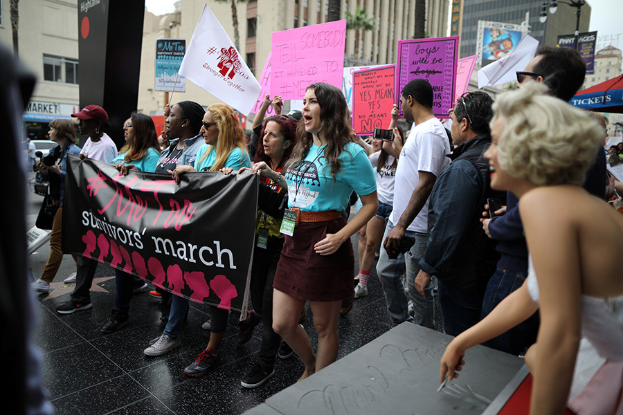 В Лос-Анджелесе прошел митинг против сексуальных домогательств. Обвинения продюсера Харви Ванштейна в приставаниях к актрисам вызвали массовую волну признаний.