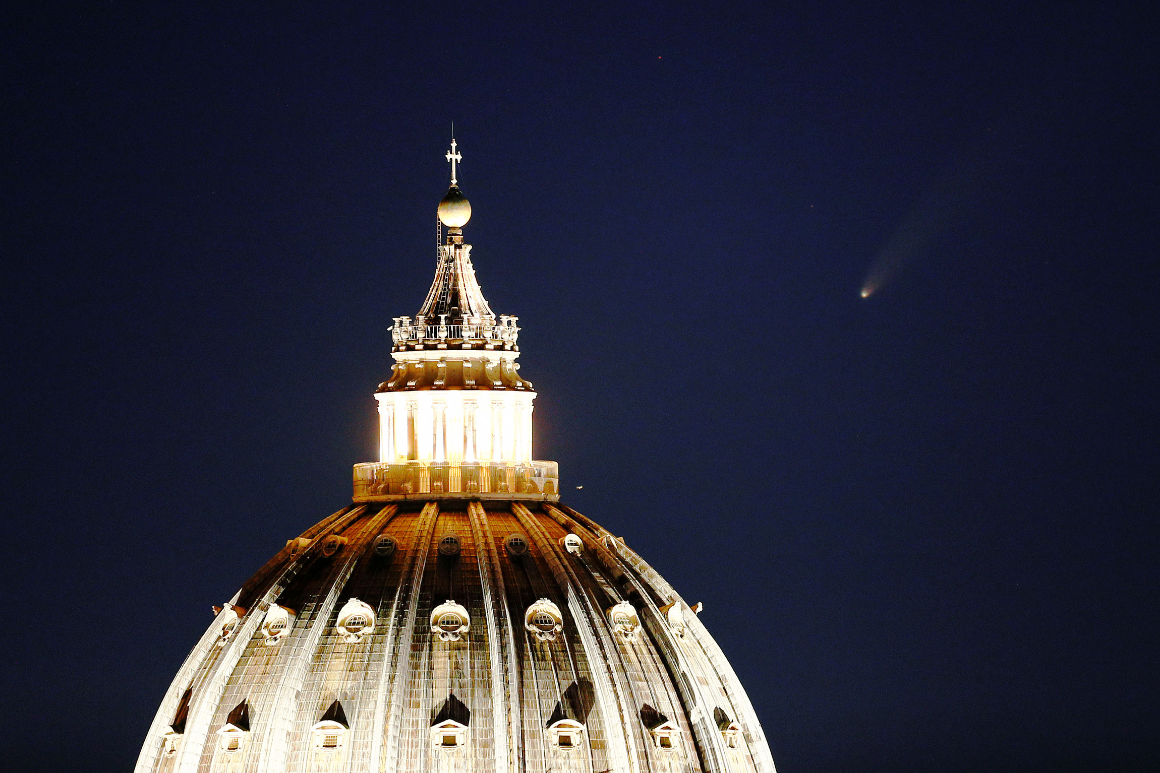 Комета над собором Святого Петра в Риме, Италия, 13 июля