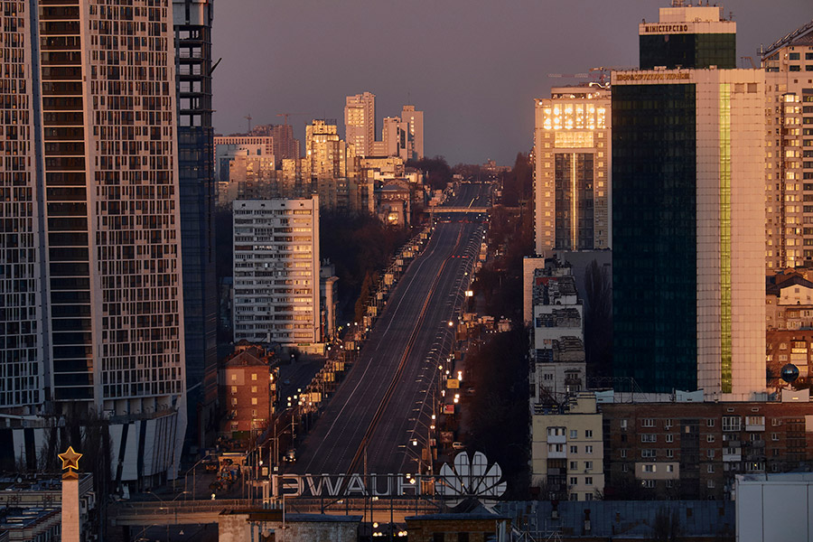 Вид на Киев во время комендантского часа рано утром