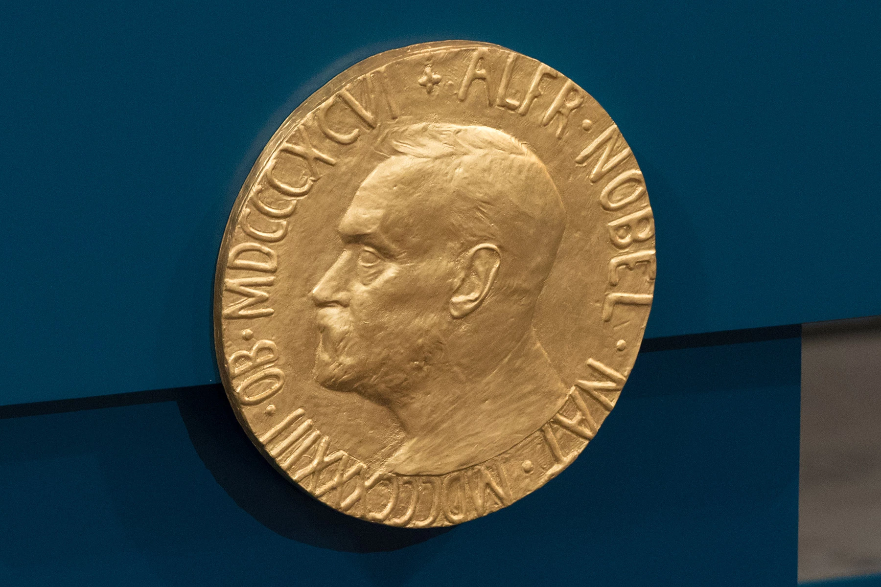 <p>Мемориальная доска с изображением шведского&nbsp;инженера-химика Альфреда Нобеля</p>