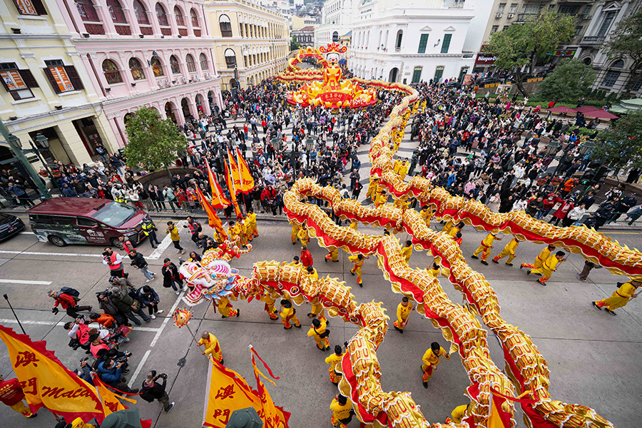 В Макао устроили пышную церемонию с танцем дракона