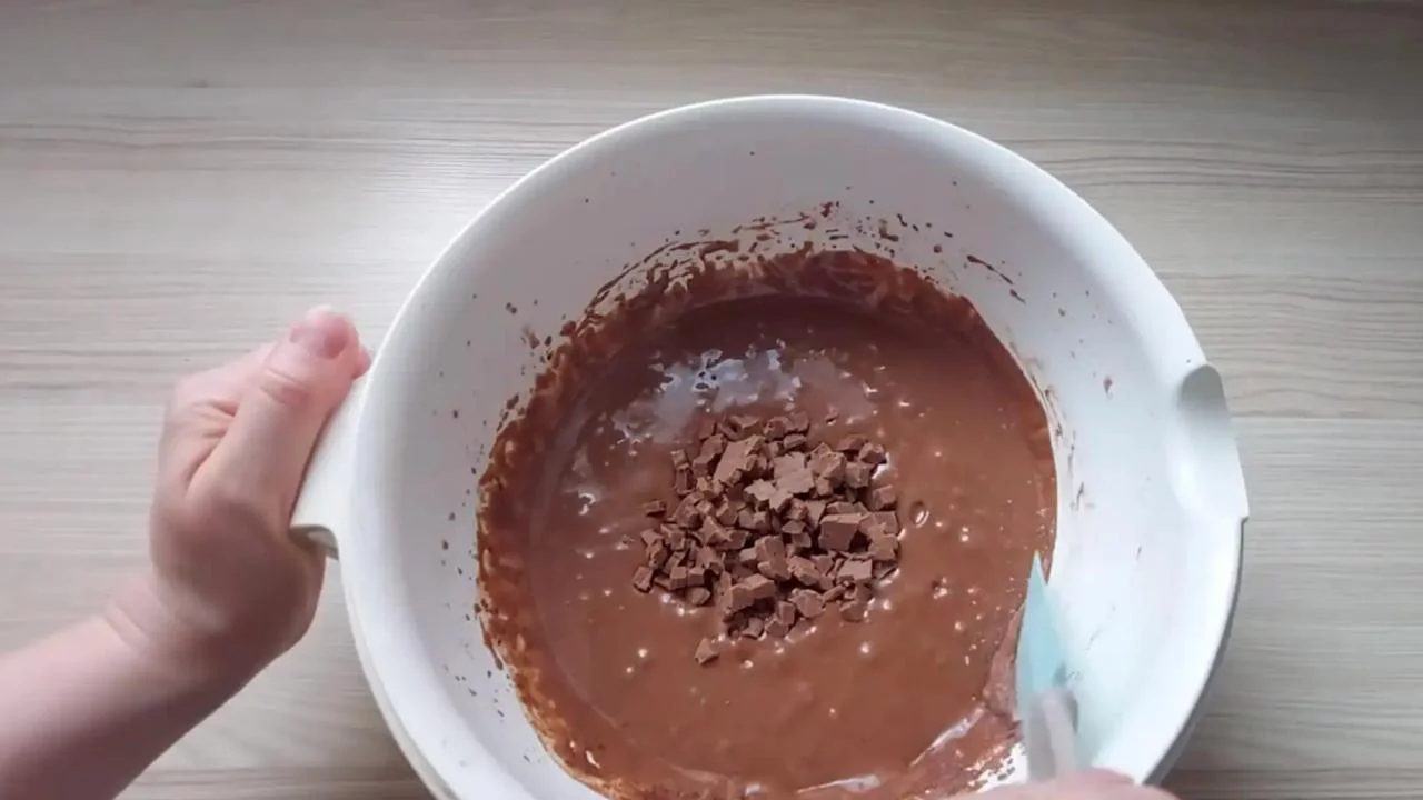 Вмешайте шоколад в тесто