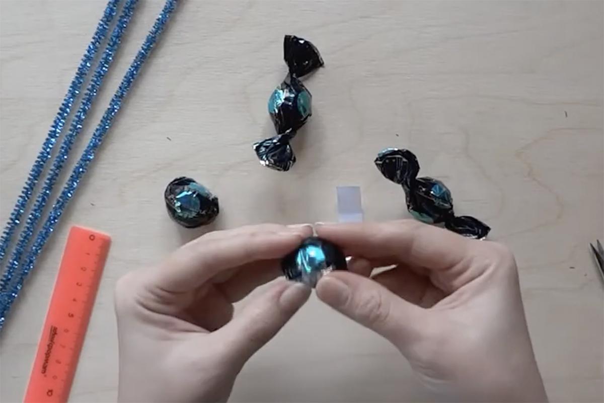 Как сделать новогоднюю гирлянду из конфет