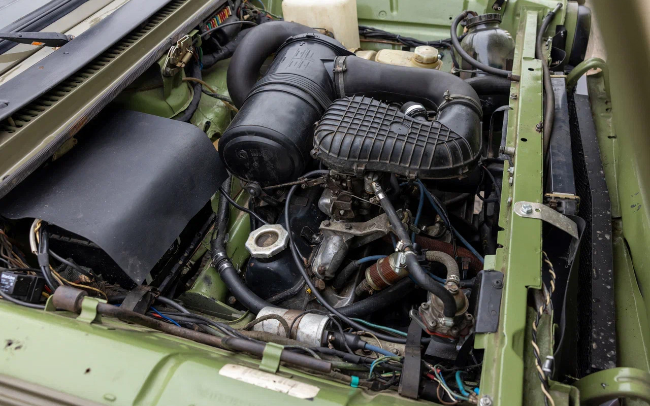 Двигатель отклонен назад на 40о. Расход топлива 8─10 л/100 км. У версии Gran Raid была особая модификация, адаптированная к бензину плохого качества на случай заправок, допустим, в Африке