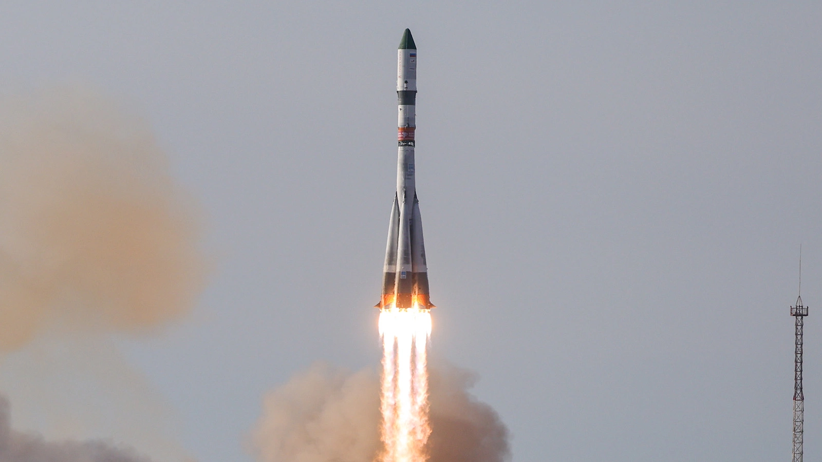 Ракета-носитель «Союз-2.1а» с транспортным грузовым кораблем «Прогресс МС-33