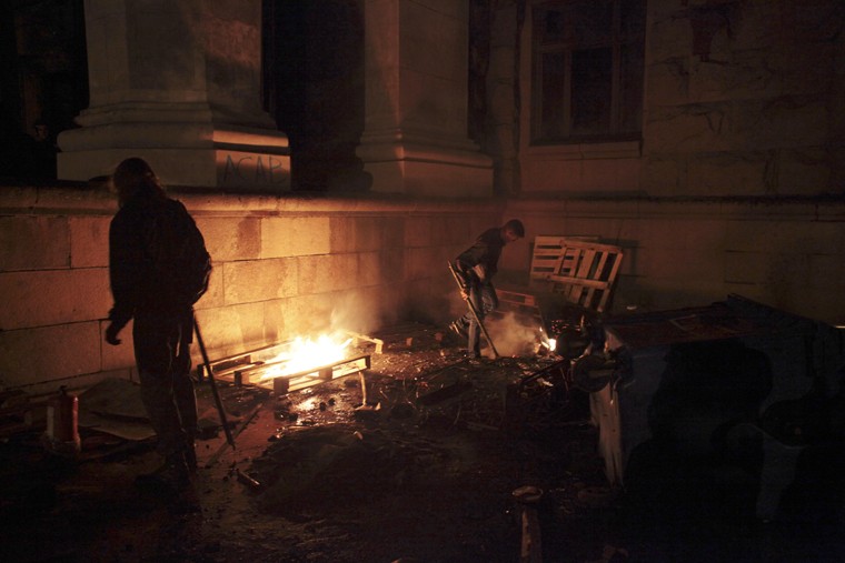 Сторонники Евромайдана перебрают мусор в сгоревшем здании Дома профсоюзов  