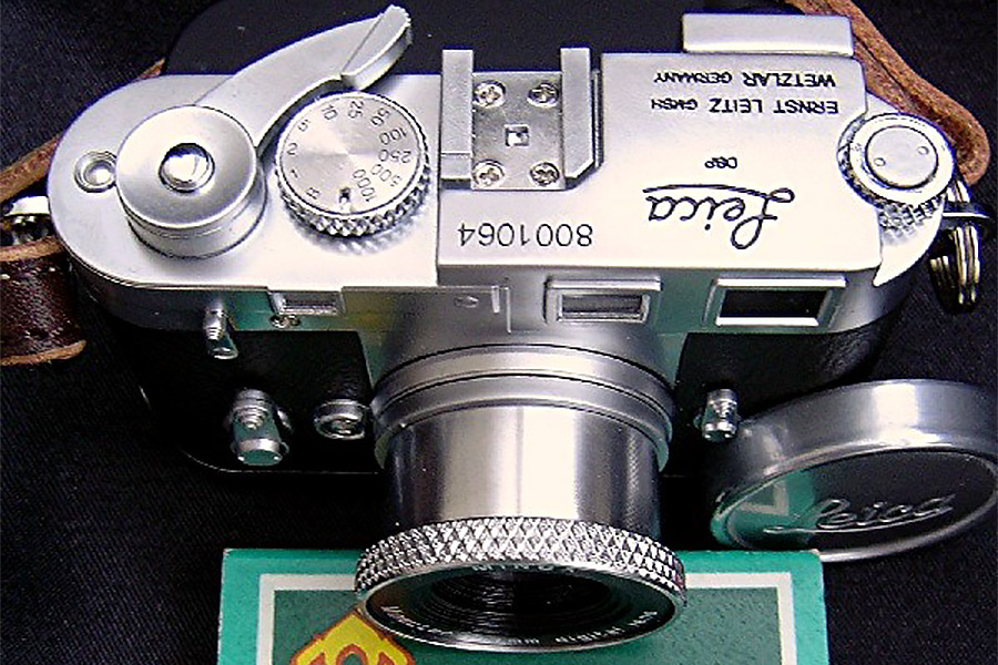 В 2005 году компания Minox представила миниатюрную версию цифровых фотоаппаратов в&nbsp;стиле ретро Digital Classic Camera Leica&nbsp;M3, появившихся в&nbsp;1954 году. Новинка оборудована&nbsp;3,2-мегапиксельным сенсором и&nbsp;способна делать фотоснимки разрешением 2304x1728 пикселей. Как и&nbsp;в&nbsp;аналоговой Leica&nbsp;M3, фотоаппарат Minox оснащен только&nbsp;оптическим видоискателем

&nbsp;