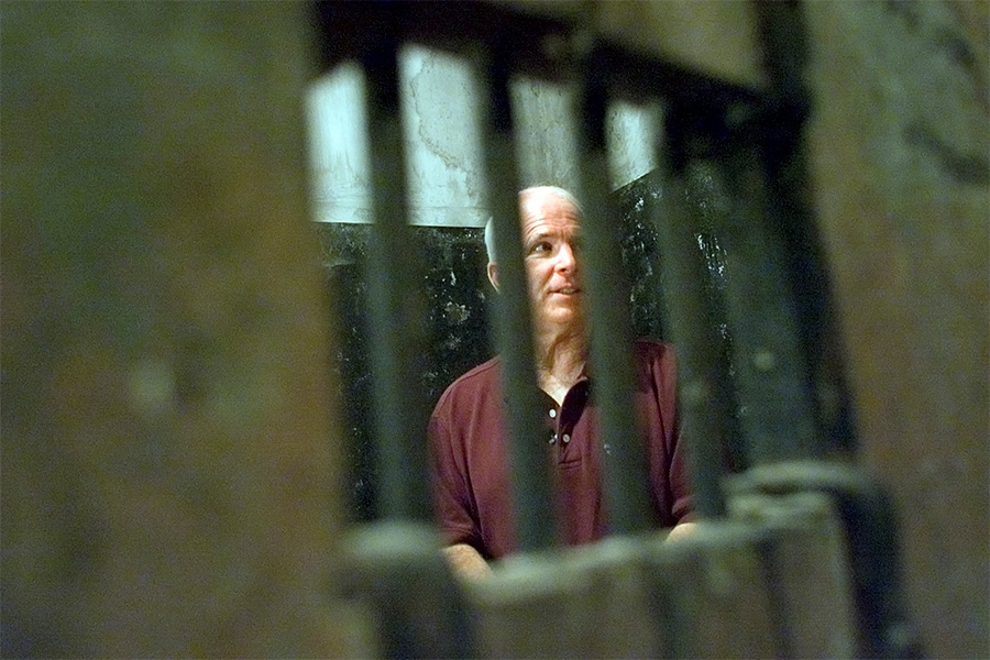 В 2000 году Маккейн посетил тюрьму Хоа Ло, где он находился в плену с октября 1967 года по март 1973-го