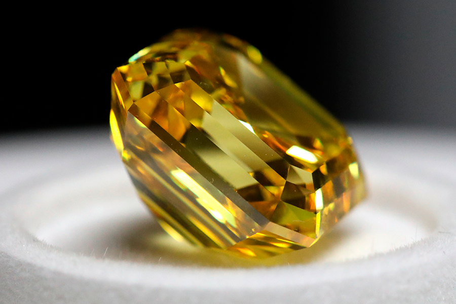 Самым крупным камнем в представленной коллекции стал желтый бриллиант массой 20,69 карата
