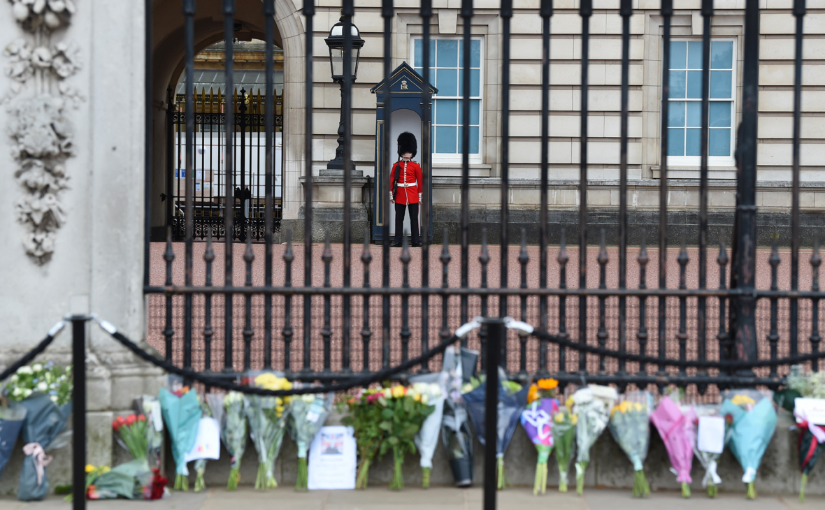 Цветы возложенные возле Букингемского дворца в честь принца Филиппа