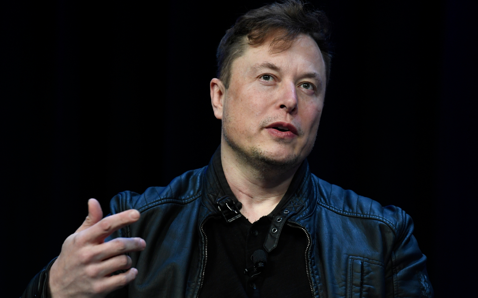 Tesla приостановила продажу электромобилей за биткоины