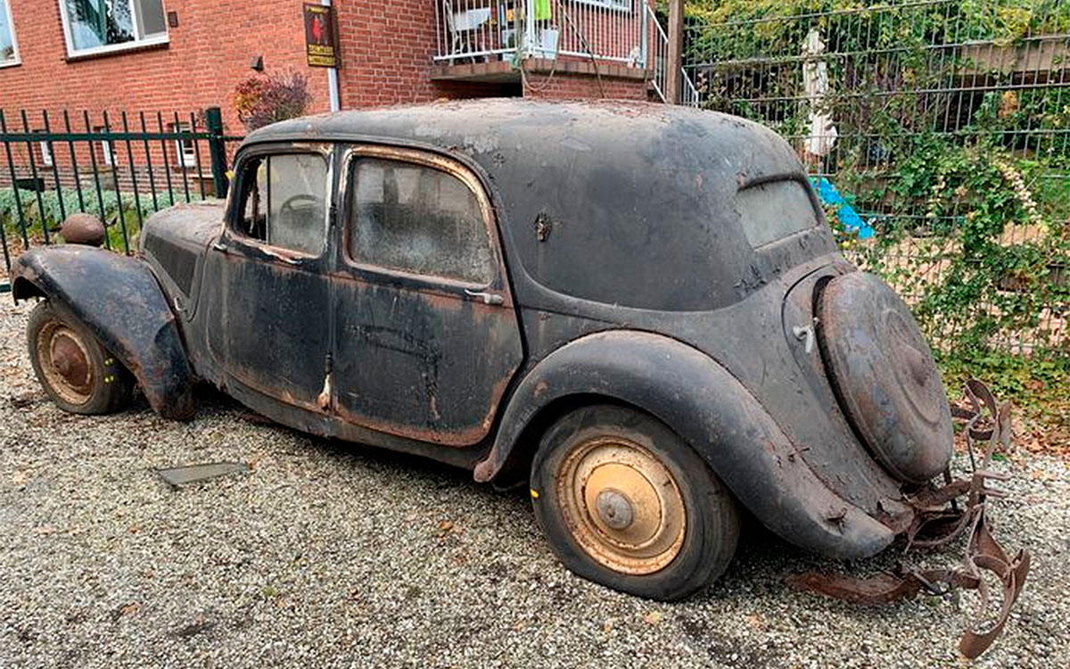 Редкий Citroen 1949 года нашли в заброшенном гараже. Фото