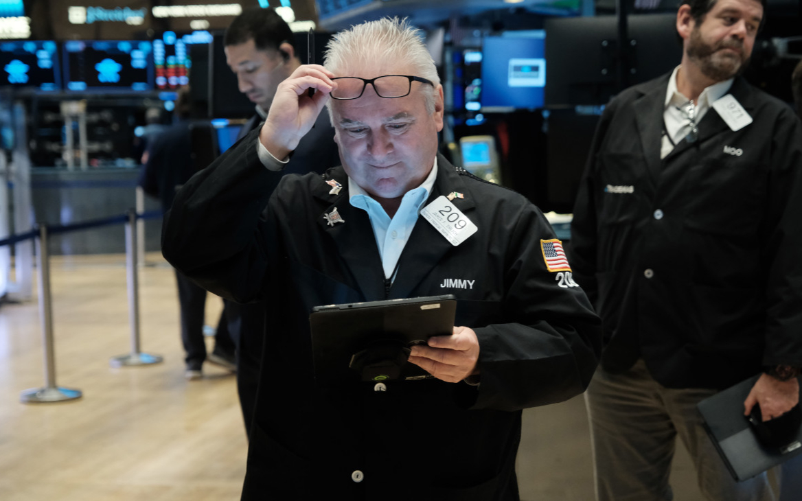 Трейдер работает на площадке Нью-Йоркской фондовой биржи (NYSE)