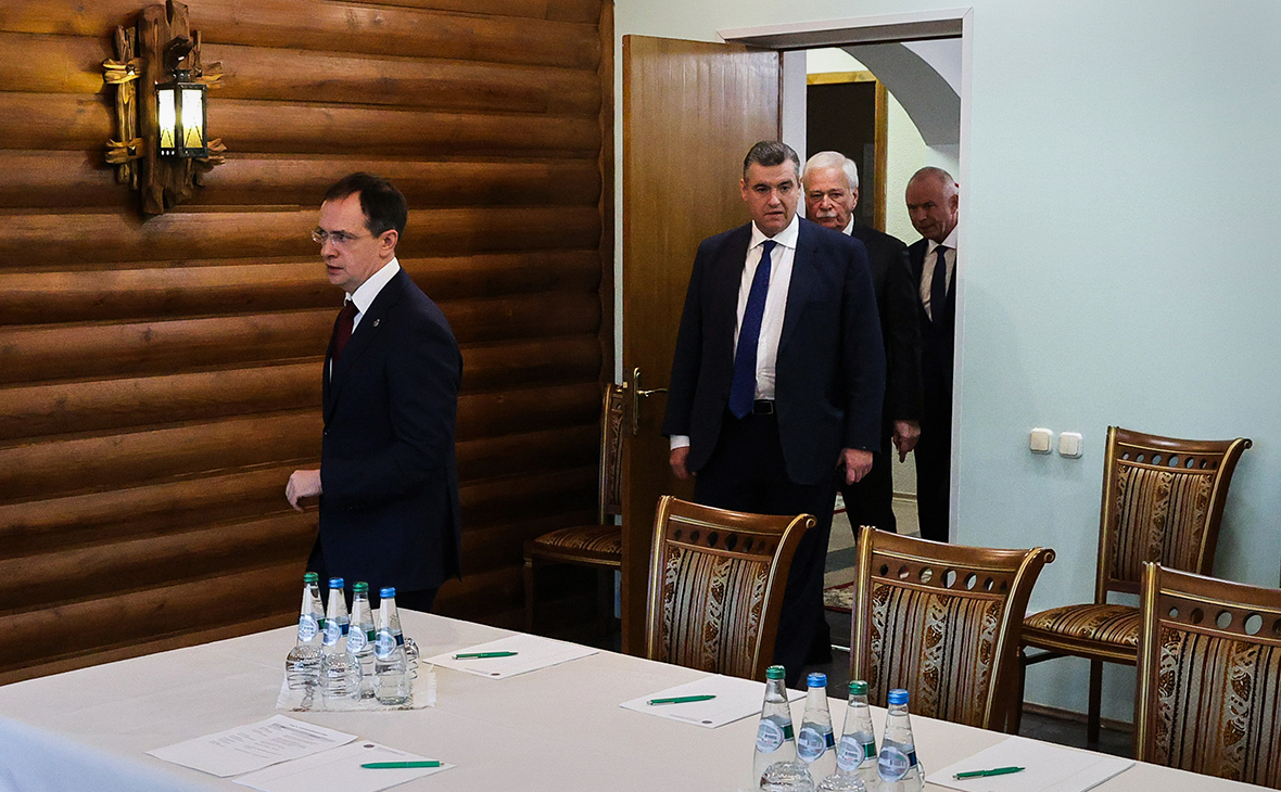Владимир Мединский, Леонид Слуцкий и Борис Грызлов (слева направо) перед началом российско-украинских переговоров