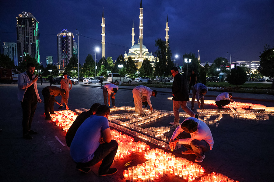 Акция памяти на площади имени Ахмата Кадырова в Грозном