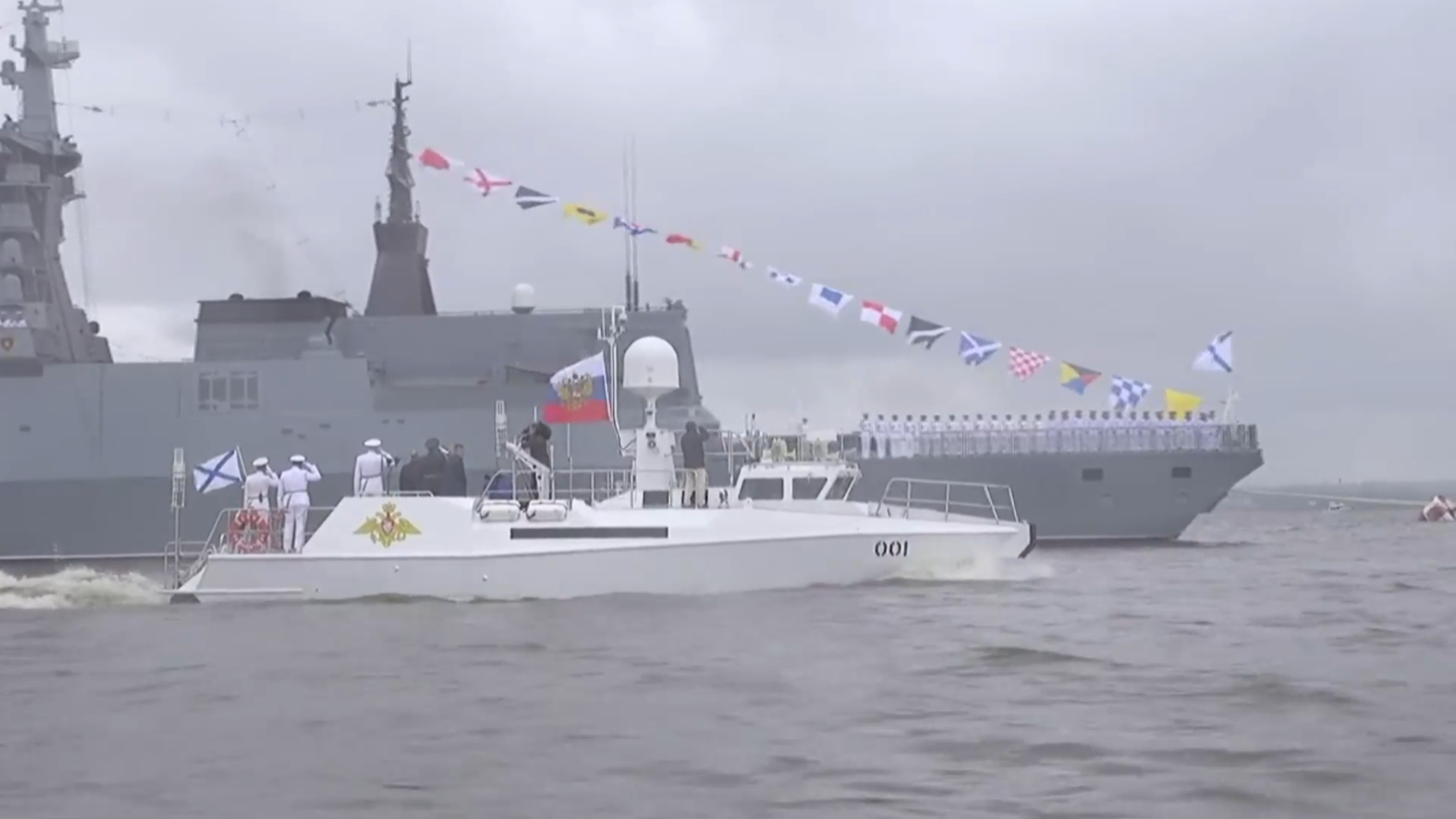 Путин обошел на катере линии кораблей перед парадом ко Дню ВМФ