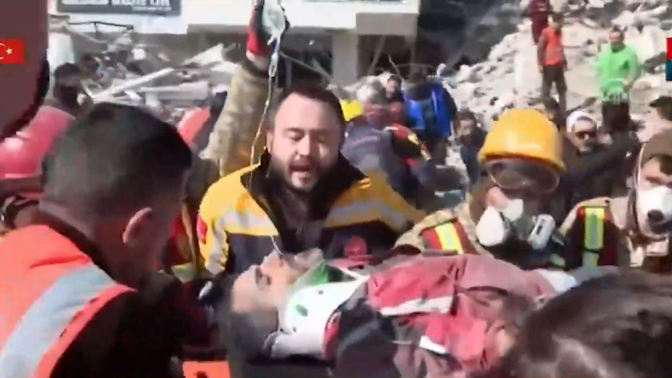 В Турции спасли трех человек спустя 296 часов после землетрясения