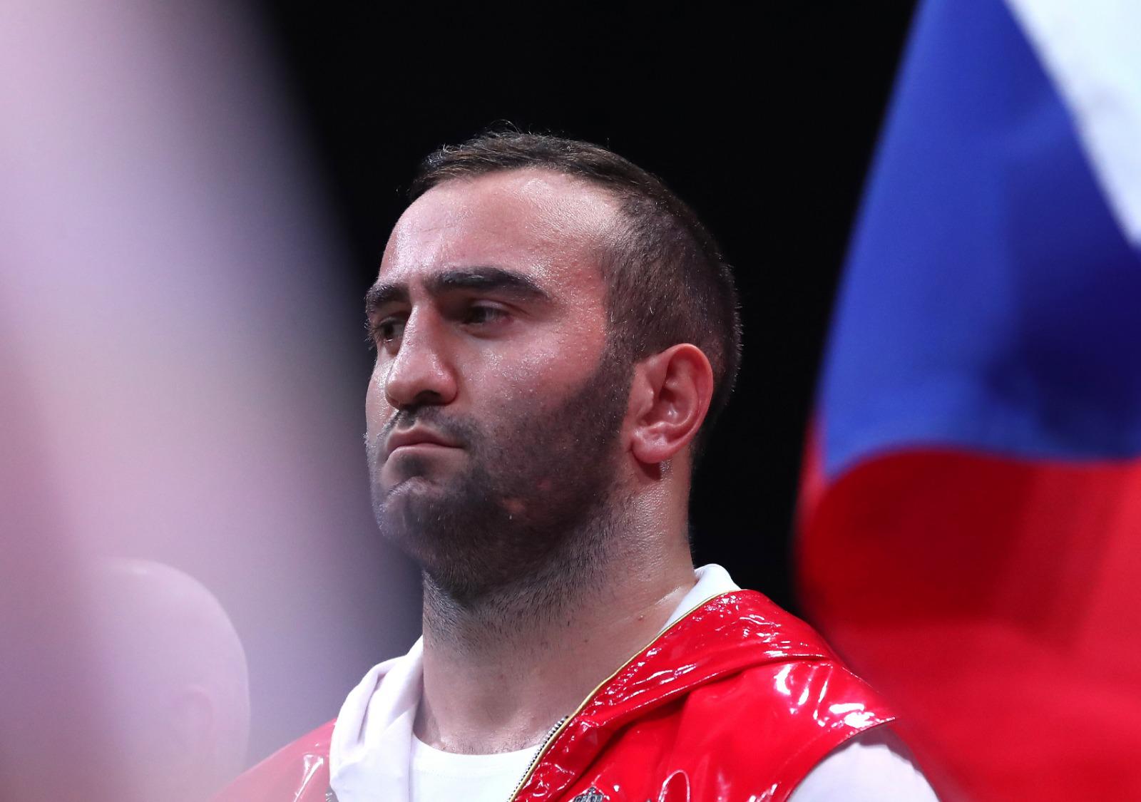 Бывший чемпион мира по версиям Международной боксерской федерации (IBF) и Всемирной боксерской ассоциации (WBA) в первом тяжелом весе россиянин Мурат Гассиев 1 марта получил гражданство Армении. Гассиев, в свою очередь, подтвердил возможность выхода на ринг под флагом Армении в ближайшем будущем.    В своем первом поединке после смены паспорта, который состоялся 3 марта, Гассиев одержал победу над американцем Майком Балоганом в рамках турнира &laquo;Бойцовского клуба РЕН ТВ&raquo; в Ереване, став обладателем чемпионского пояса WBA Intercontenental в тяжелом весе.    Гассиев является уроженцем Владикавказа. На данный момент он обладает титулами WBA Asia и чемпиона Евразии по версии EBP в тяжелом весе. Ранее он выступал в первом тяжелом весе.    Всего за карьеру Гассиев одержал 30 побед в 31 бою, ему не удалось справиться только с украинцем Александром Усиком в 2018 году&nbsp;&mdash; из-за этого поражения Гассиев лишился чемпионских поясов по версиям IBF и WBA.