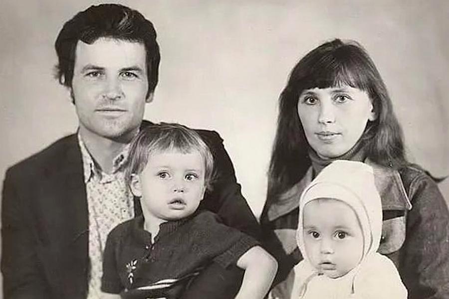 Дима Билан в детстве (справа) с родителями и сестрой Леной