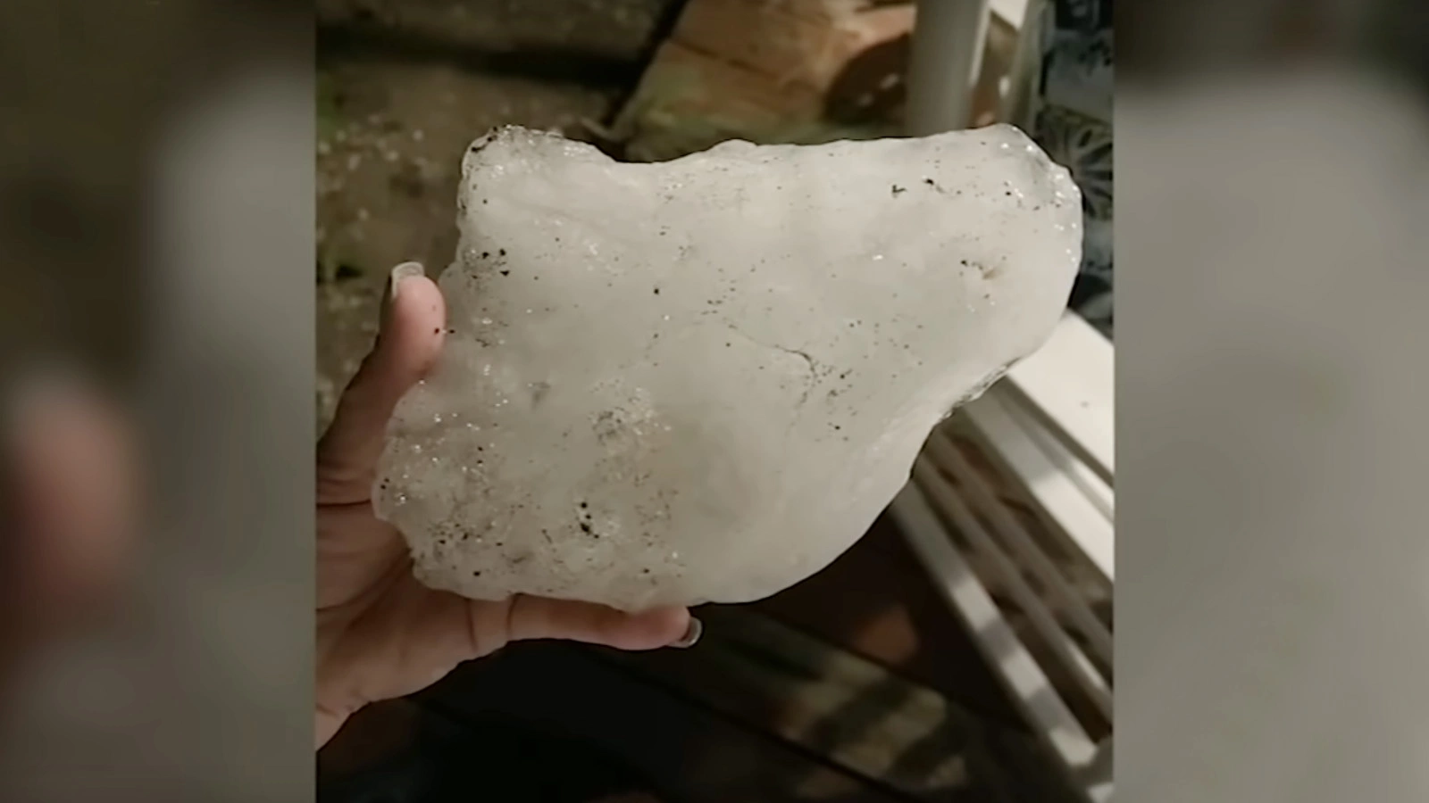 <p>Кусок льда, упавший на жилой дом в Калифорнии</p>