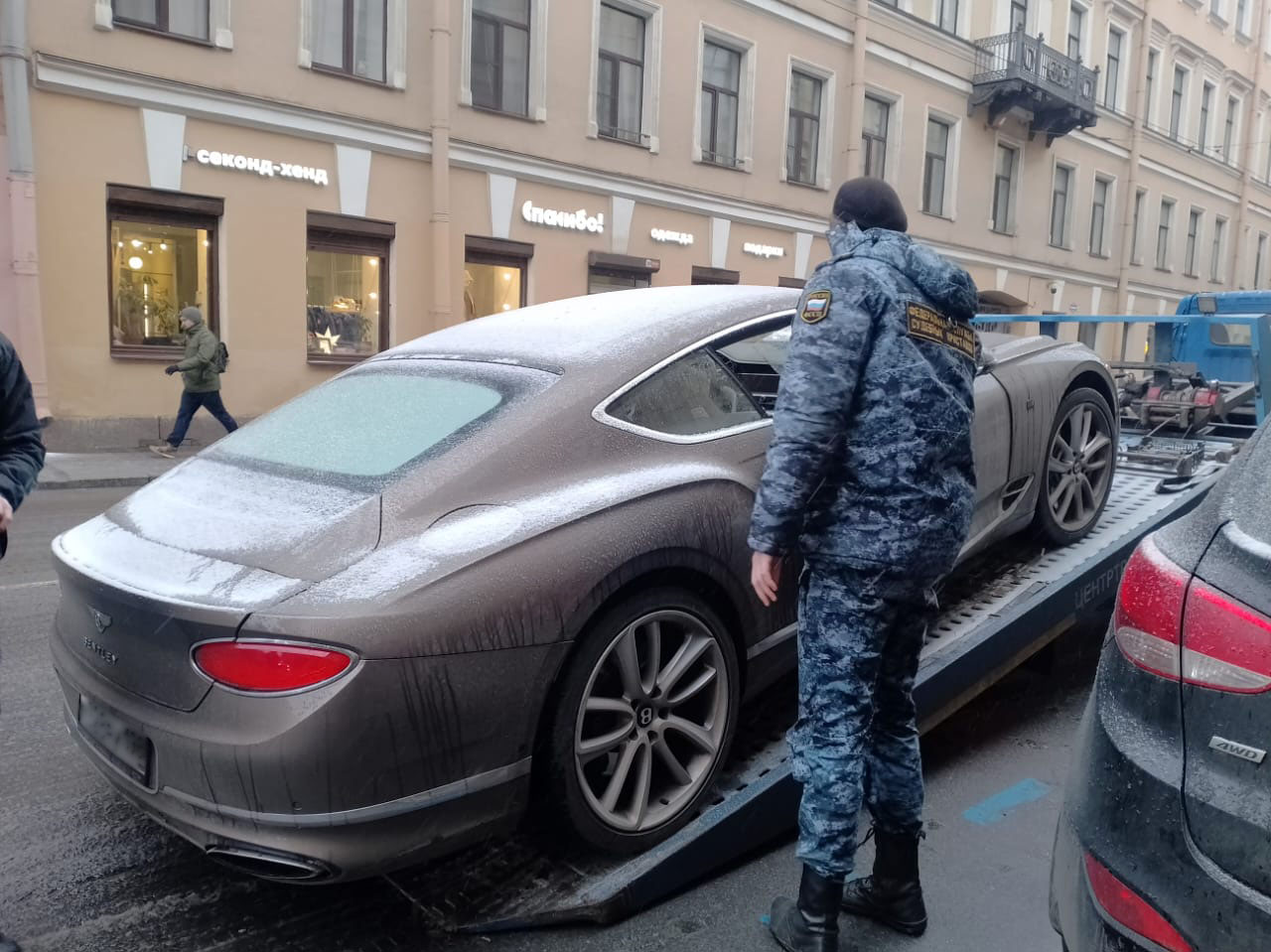 В Петербурге приставы изъяли Bentley за долг по «коммуналке» — РБК