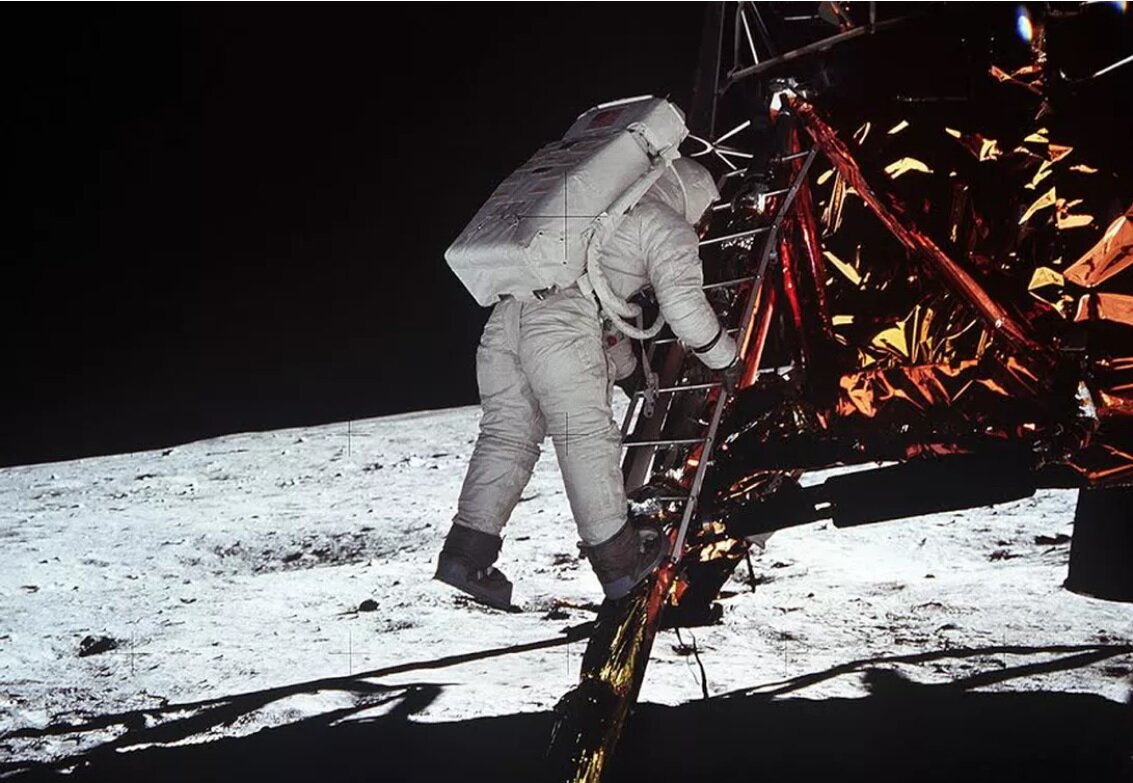 Американский астронавт Базз Олдрин спускается по трапу на поверхность Луны