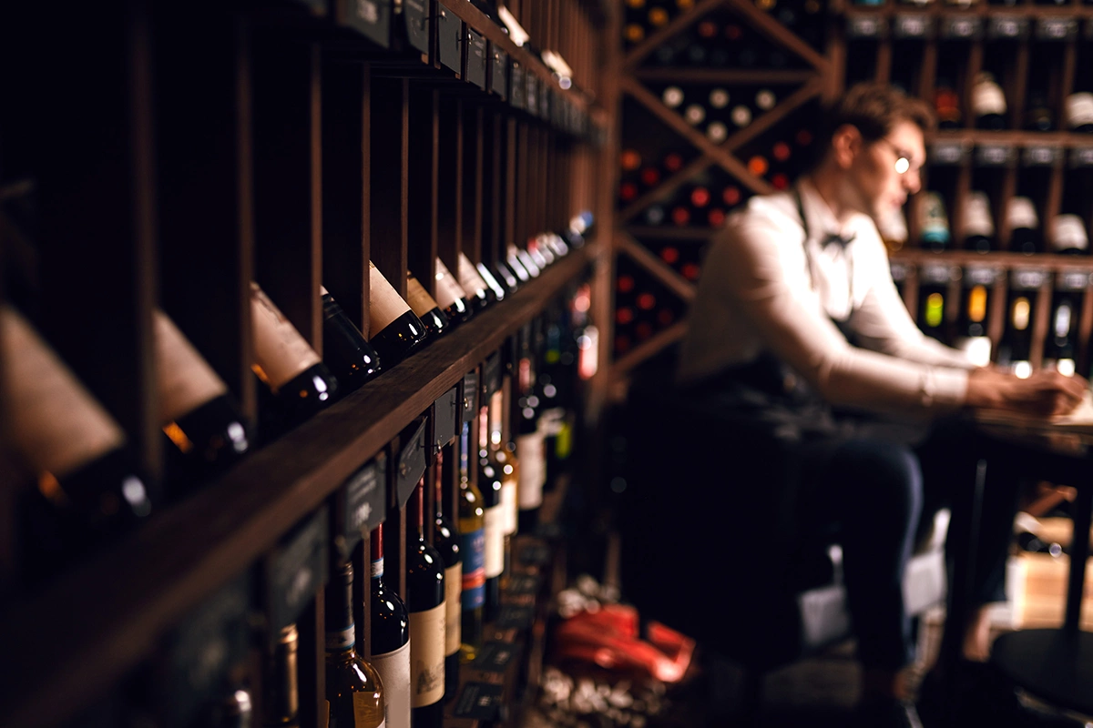 При этом у мужчины, масса тела которого составляет 80 кг, банка пива будет выводиться из организма примерно 2 часа, 100 мл игристого — 1 час и 20 минут, а 100 мл коньяка — 4 часа и 20 минут