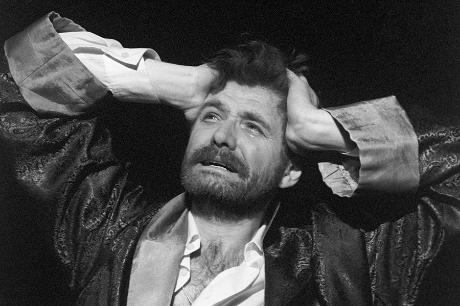 Спектакль &laquo;Дядя Ваня&raquo;, Московский театр Et Сetera, 1993 год

По мнению Симонова, актер должен быть в силах воплотить любой образ&nbsp;&mdash; &laquo;от клопа до лунохода, от раковины до розетки&raquo;. &laquo;Во мне до сих пор это крепко сидит: надо и в кино, и в театре сделать что-то такое, чтобы вызвать невольную реакцию: &laquo;Как он это делает?&raquo;&nbsp;Вот это для меня&nbsp;&mdash; наивысшая цель и похвала&raquo;,&nbsp;&mdash; говорил он.