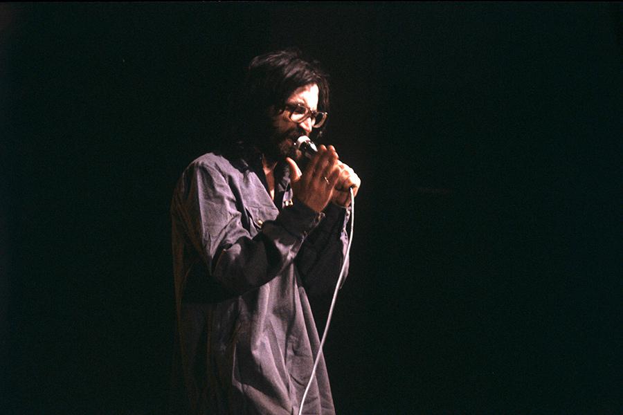 Юрий Шевчук во время концерта, 1988 год