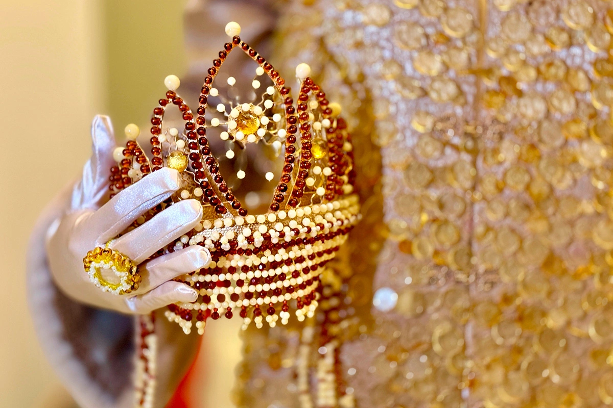 Кокошник из более чем 1 тыс. элементов янтаря возрастом около 50 млн лет