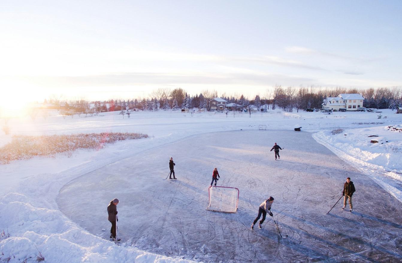 Для заливки катка чаще всего используют теплую воду