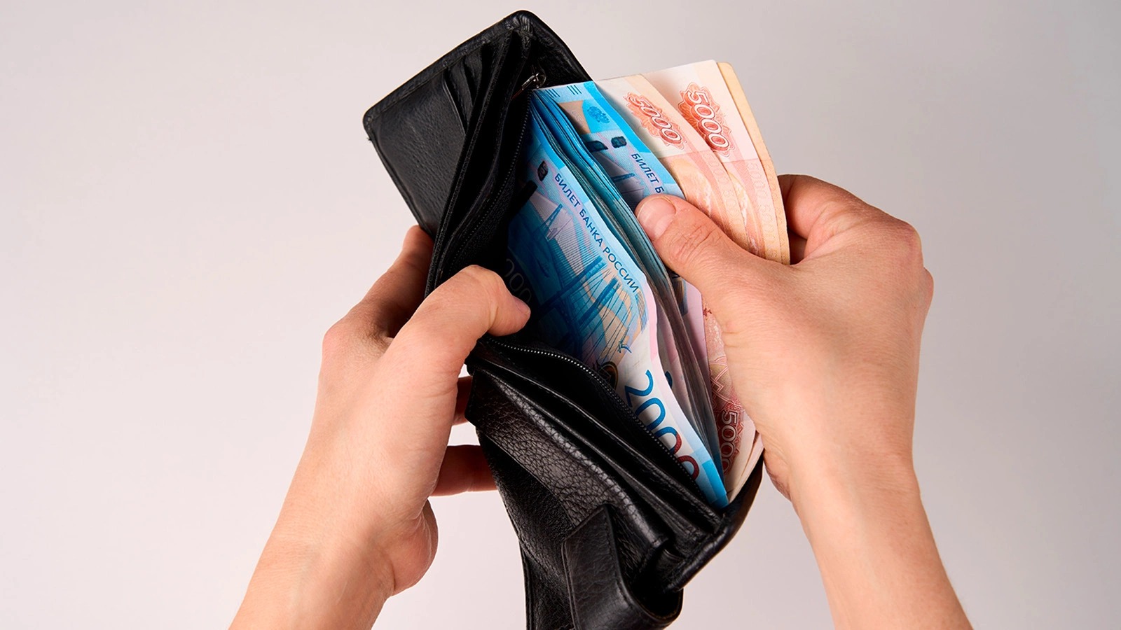 Сколько россиян финансово помогают своим детям. Интересные цифры