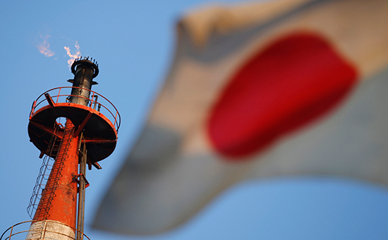 Флаг Японии у нефтеперерабатывающего завода в Кавасаки