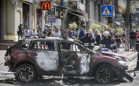 На месте взрыва автомобиля, в&nbsp;котором находился журналист Павел Шеремет. 20 июля 2016 года


