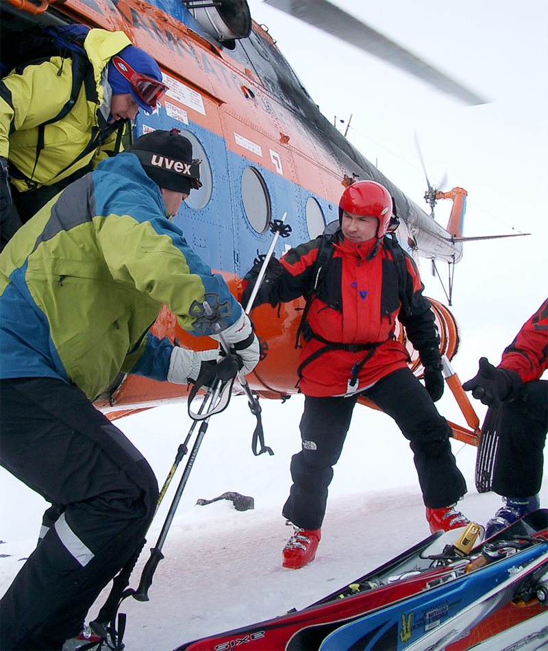 * Разновидность горнолыжного спорта, фрирайда, сущность которого состоит в спуске по нетронутым снежным склонам, вдалеке от подготовленных трасс с подъемом к началу спуска на вертолете
