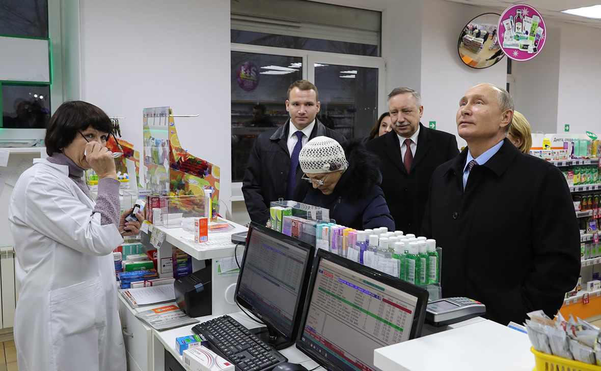 Владимир Путин и временно исполняющий обязанности губернатора Санкт-Петербурга Александр Беглов (справа налево)&nbsp;
