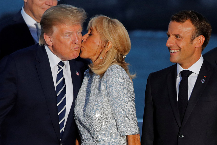Президент Франции Эмманюэль Макрон (справа), его жена Брижит Макрон и президент США Дональд Трамп
