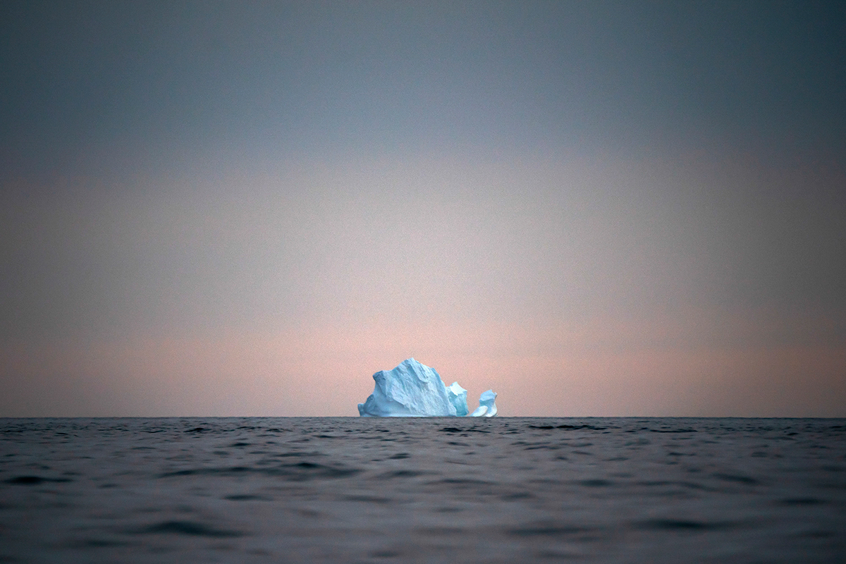Айсберг уплывает от берегов Гренландии на закате