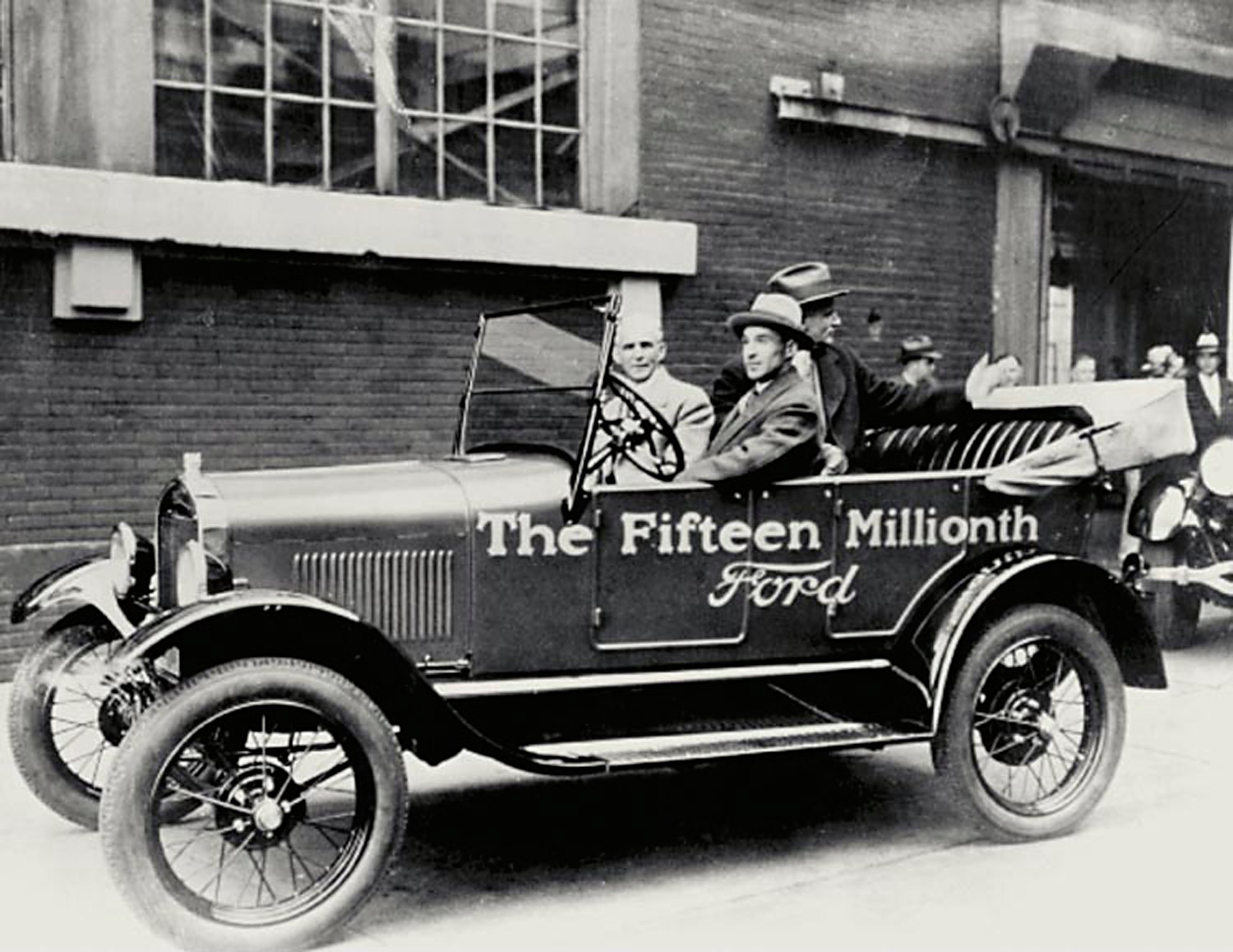 Эдсел Форд вывозит своего отца Генри с завода Форд-Хайленд-Парк на самой последней из когда-либо созданных моделей &laquo;Т&raquo;&nbsp;&mdash; модели 111