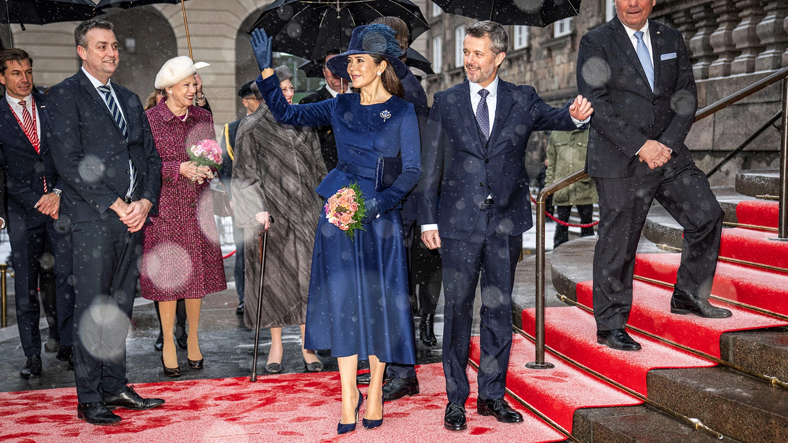 <p>Король Фредерик X и королева Мэри у здания датского парламента Фолькетинга &mdash; Кристиансборг &mdash; в Копенгагене, 15 января 2024 года</p>