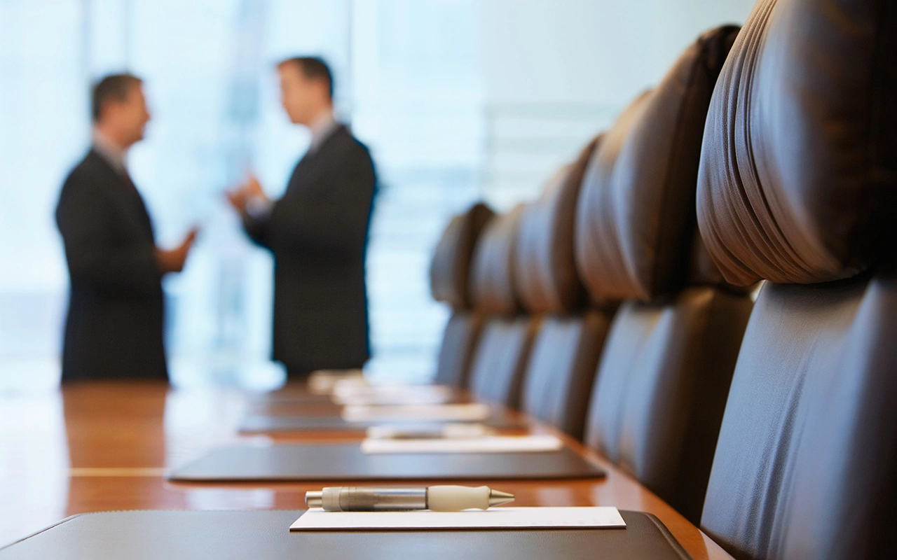 Гендиректор участвует в переговорах с госорганами и партнерами