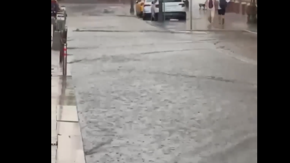 В Москве после 30-градусной жары начались ливни. Видео